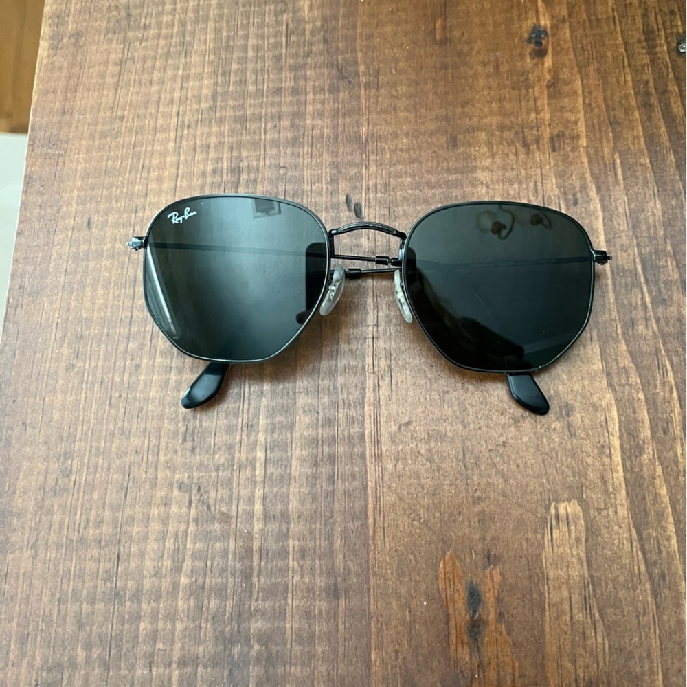 Black hexagonal Rayban sunglasses! RB3548N